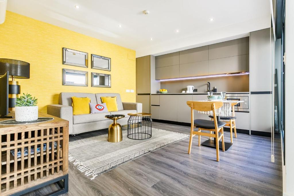 Image showcasing Sol Suite Penthouse - Private Parking included, Sevilla – Aktualisierte ...