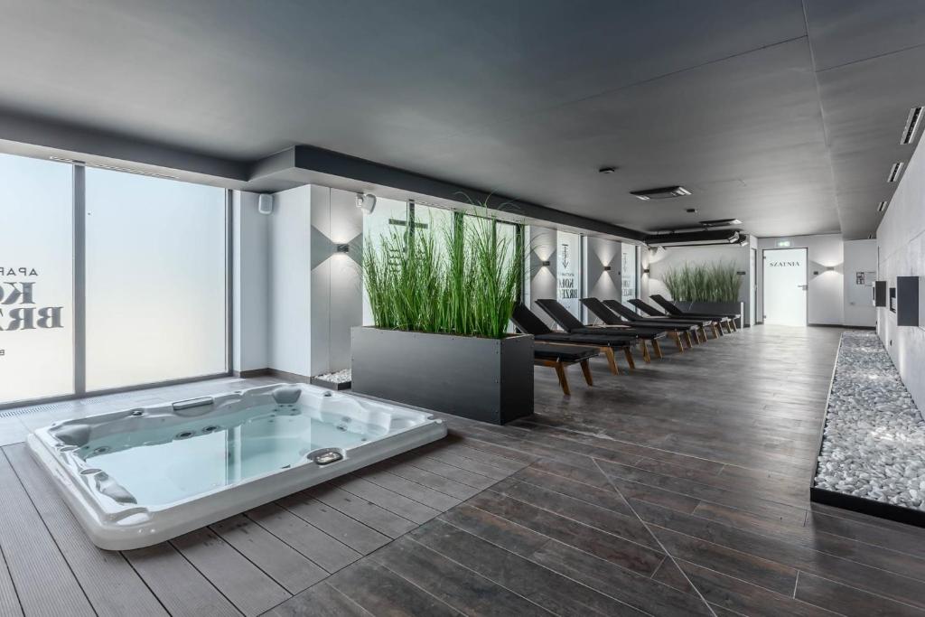 Duży pokój z wanną i krzesłami w obiekcie OnHoliday Apartamenty ze strefą Relax & Fun, ul Lwowska 12 w Kołobrzegu
