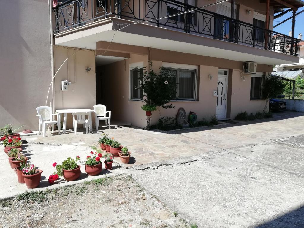 un patio con mesa, sillas y macetas en APARTMENT MARIOS SOUFLI Ευρύχωρη γκαρσονιέρα, 60m2 στο κέντρο en Souflíon