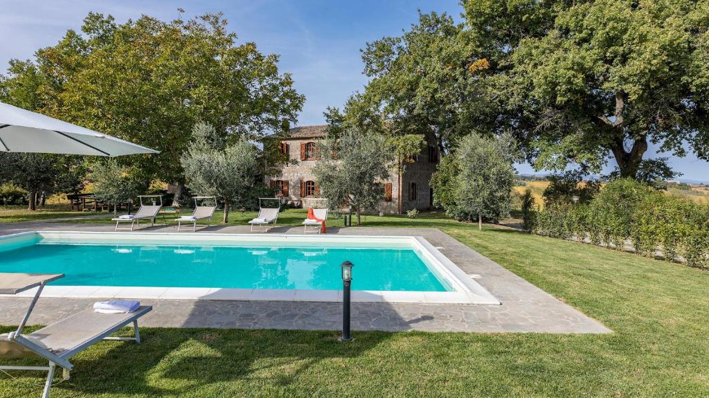 una piscina nel cortile di una casa di CASALE LE TRE QUERCE 8&1, Emma Villas a Orvieto