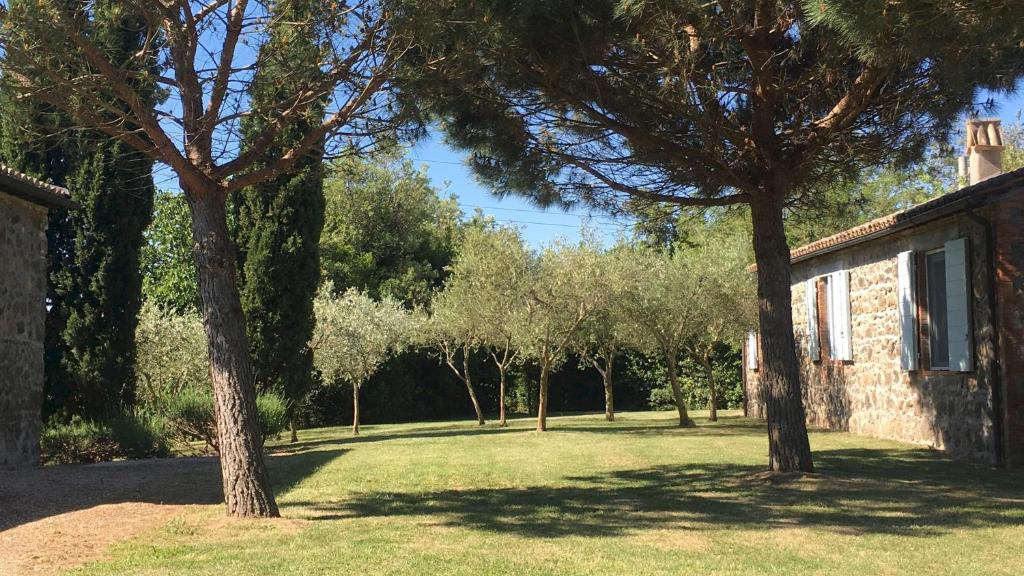 Vonkajšia záhrada v ubytovaní Villa Carmeli 12&2 Emma Villas