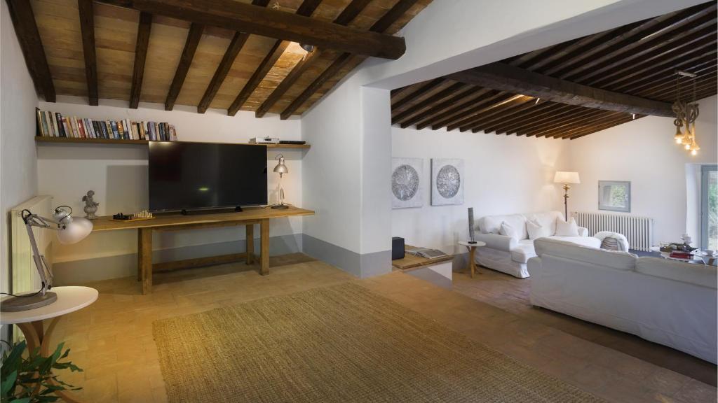 Televízia a/alebo spoločenská miestnosť v ubytovaní Villa Carmeli 12&2 Emma Villas