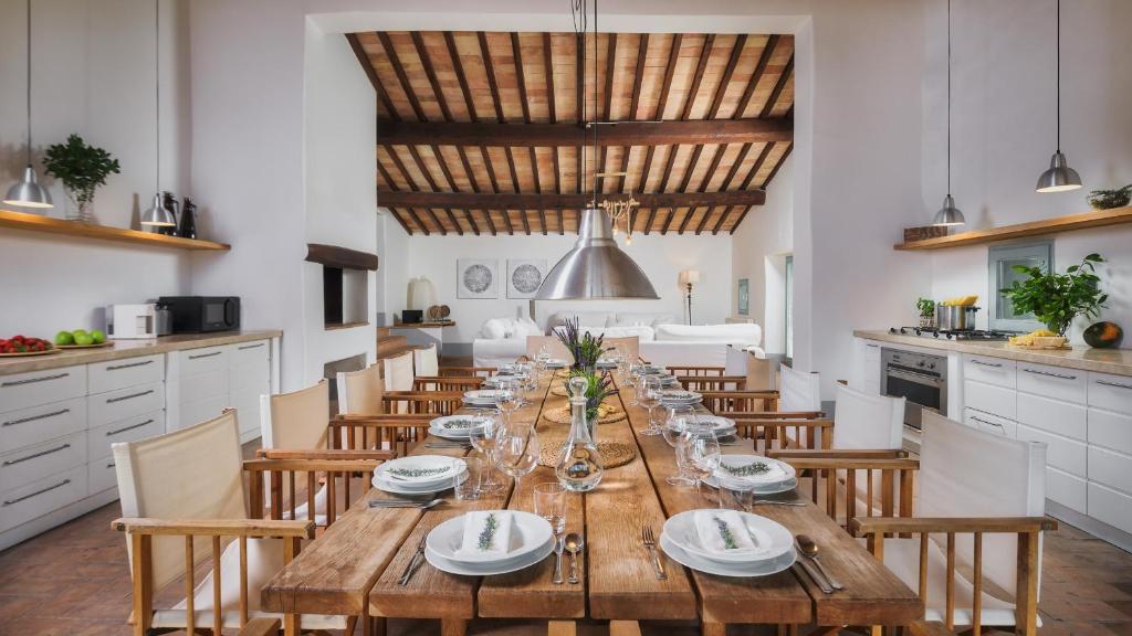 Reštaurácia alebo iné gastronomické zariadenie v ubytovaní Villa Carmeli 12&2 Emma Villas