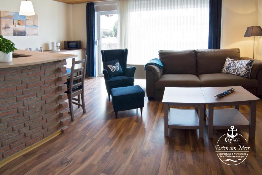 ein Wohnzimmer mit einem Sofa und einem Tisch in der Unterkunft Langeoog in Norddeich