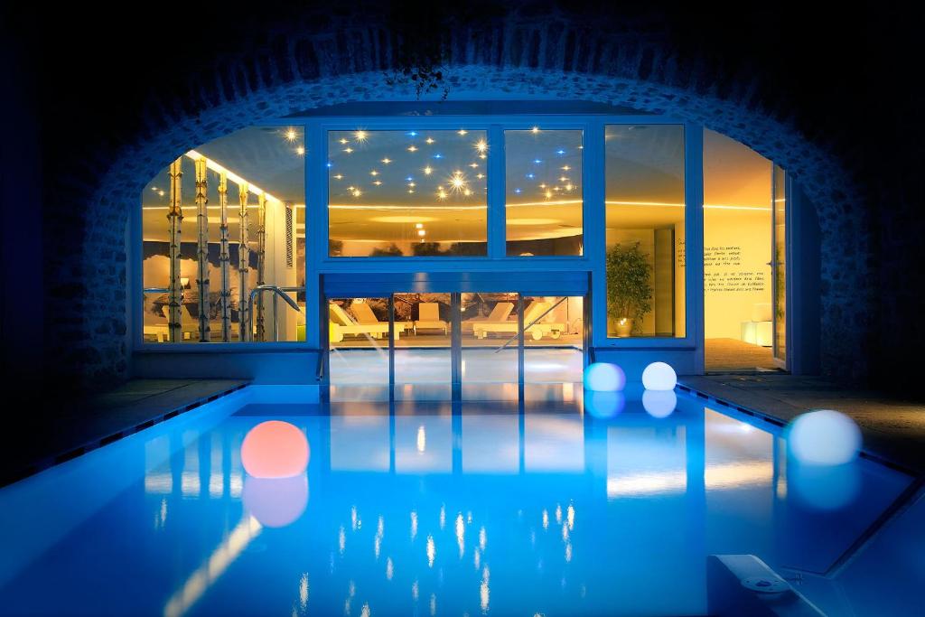 une maison avec une piscine la nuit dans l'établissement Les Plaisirs d'Antan, à Aoste