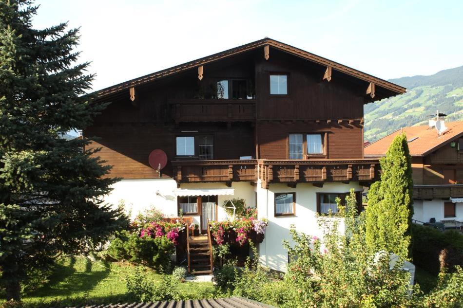 ein großes Haus mit Holzdach in der Unterkunft Ferienwohnung Kössler Christian in Fügen