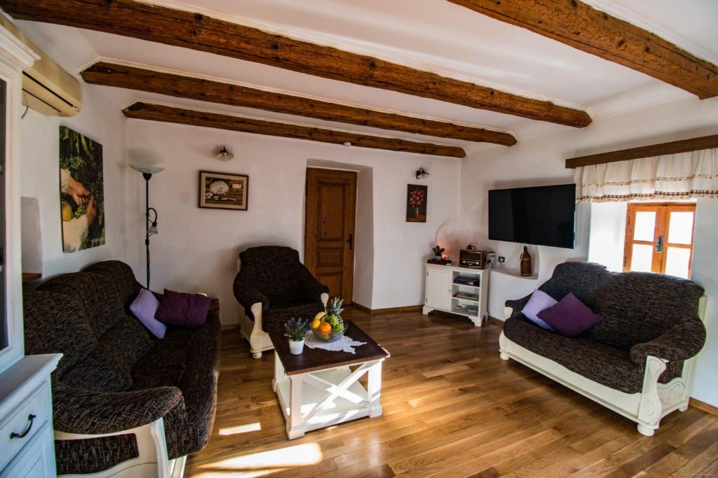 salon z 2 kanapami i telewizorem w obiekcie Guest House Risika w mieście Vrbnik