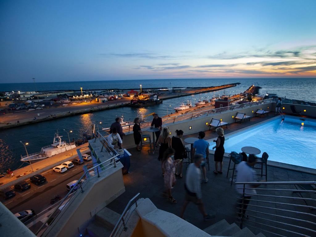 un gruppo di persone sul ponte di una nave da crociera di Hotel Tiber a Fiumicino