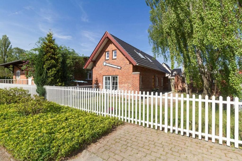 een wit hek voor een huis bij Ostseeperlen-Haus 2 in Kühlungsborn
