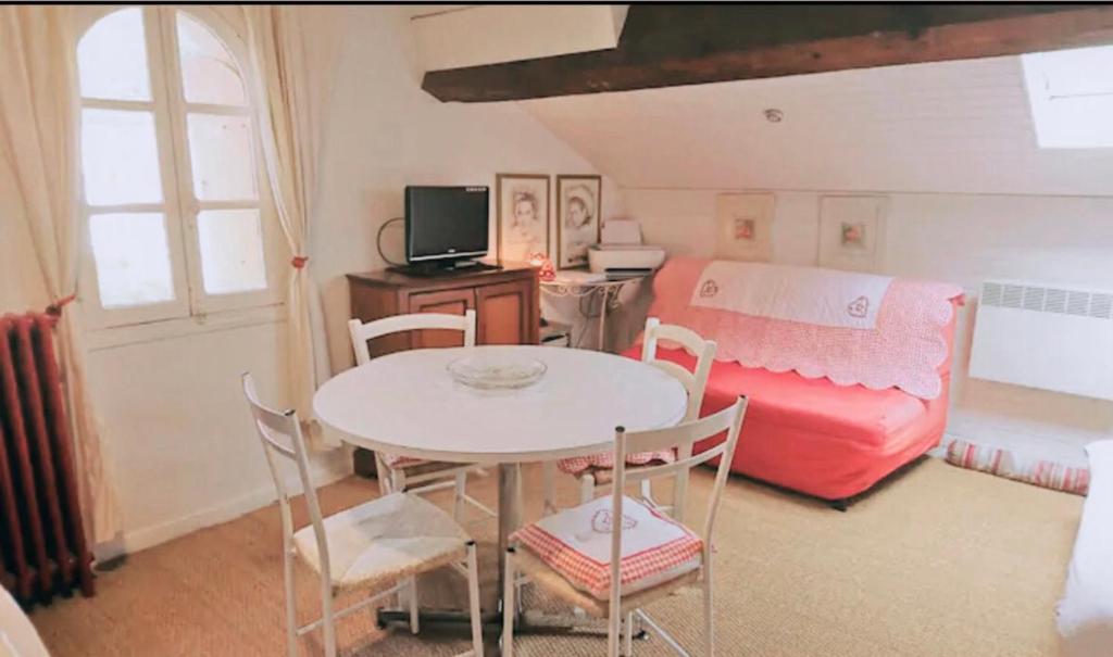 Habitación con mesa, cama, mesa y sillas. en Charmant Studio à Amélie Les Bains (AB Studio), en Amélie-les-Bains-Palalda