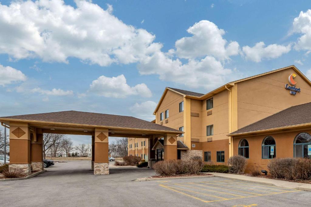 a hotel with a parking lot in front of it at Comfort Inn Joliet West I-80 in Joliet