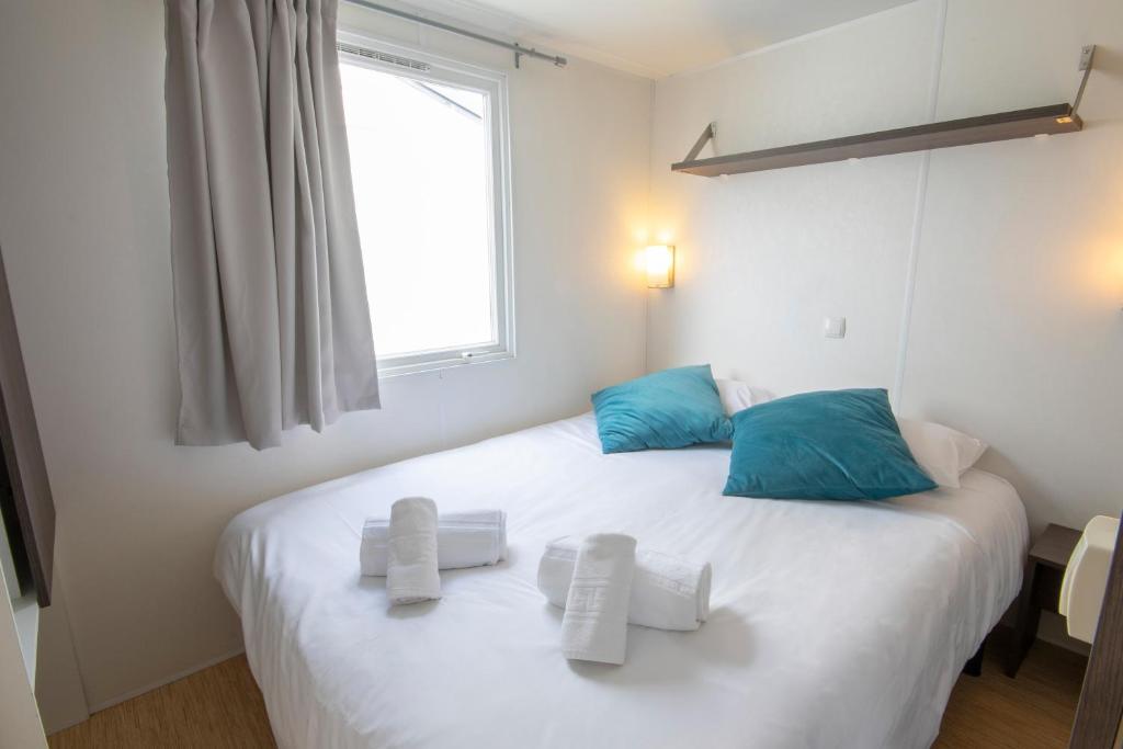 Postel nebo postele na pokoji v ubytování Somo Bungalow Resort - Camping Latas