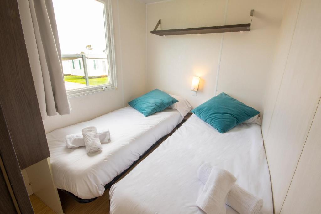 Postel nebo postele na pokoji v ubytování Somo Bungalow Resort - Camping Latas