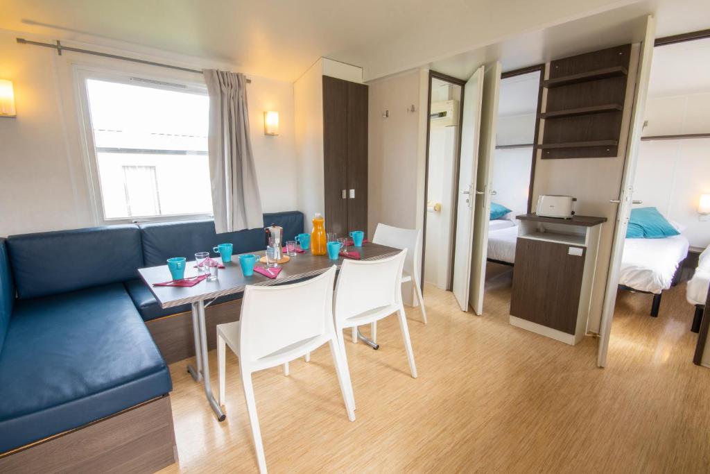 Kuchyň nebo kuchyňský kout v ubytování Somo Bungalow Resort - Camping Latas