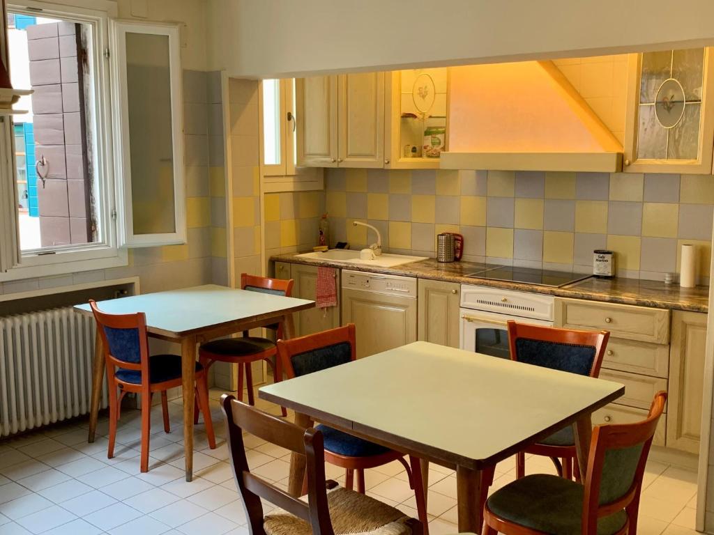 Kuchyň nebo kuchyňský kout v ubytování FORESTERIA SOCIALE VENICE SAN MARCO by NEW GENERATION HOSTEL