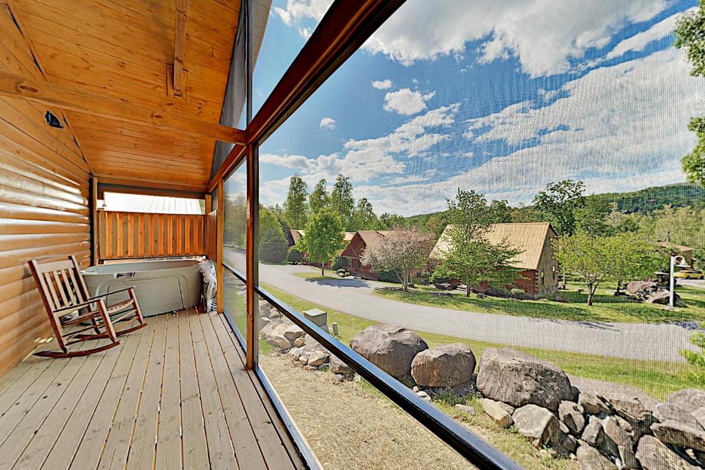- une vue sur l'extérieur d'une maison avec une terrasse et une cuisinière dans l'établissement White Oak Resort Southern Comfort, à Gatlinburg