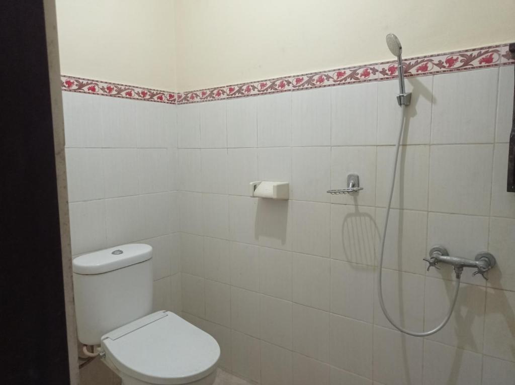Koupelna v ubytování Hotel Mawar Sari Mitra RedDoorz