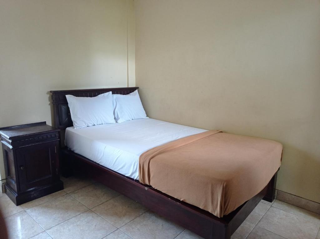 Postel nebo postele na pokoji v ubytování Hotel Mawar Sari Mitra RedDoorz