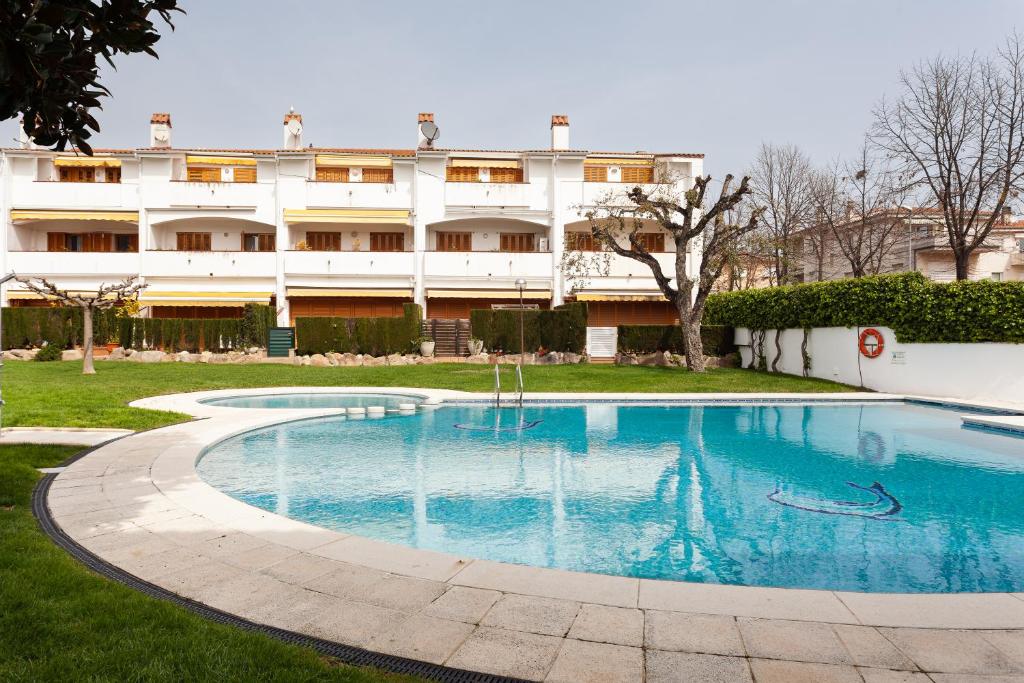 a large swimming pool in front of a building at La marinera Beach House in Platja  d'Aro