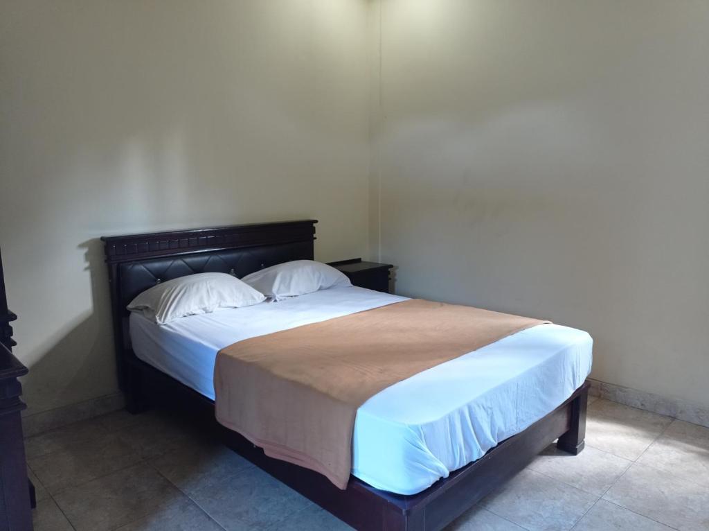 Postel nebo postele na pokoji v ubytování Hotel Mawar Sari Mitra RedDoorz