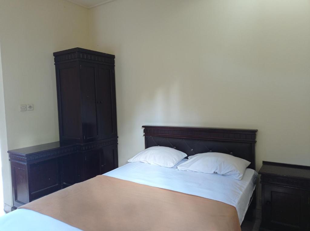 Postel nebo postele na pokoji v ubytování Hotel Mawar Sari Mitra RedDoorz