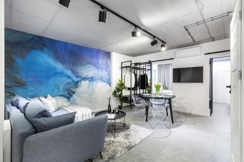 Televízia a/alebo spoločenská miestnosť v ubytovaní Family Center Apartments