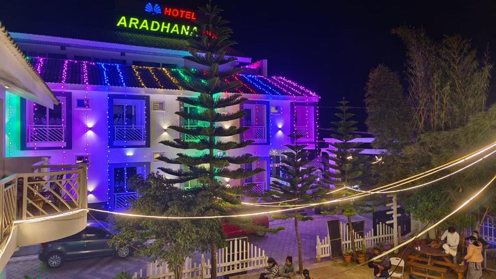 Un edificio con un albero di Natale davanti di Hotel Aradhana Inn a Yercaud