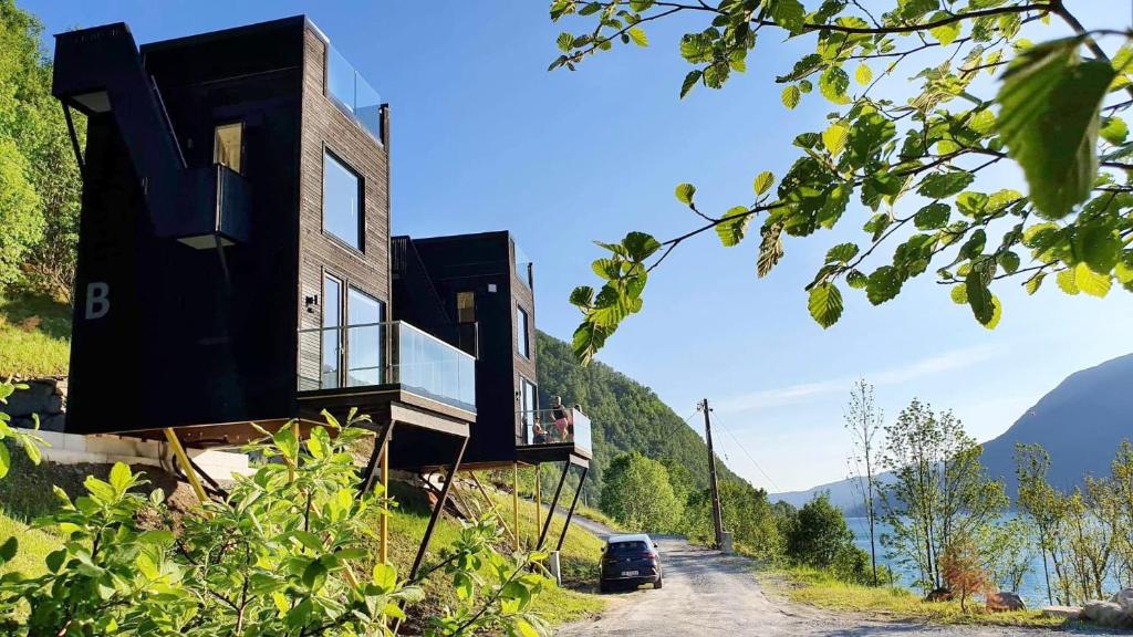 Etnesjøen的住宿－Mikrohyttene i Åkrafjorden，山边的房屋,享有美景