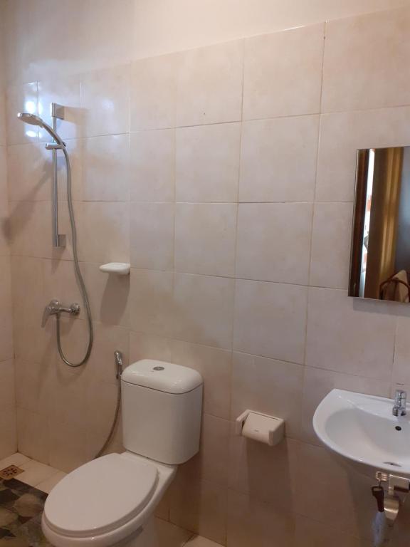 Koupelna v ubytování Griya Bun Sari