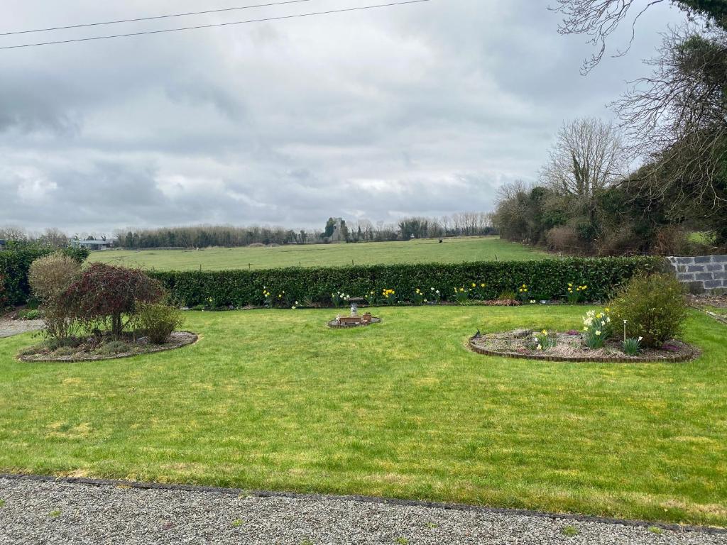 Jardí fora de Charming Home on the outskirts of Galway City