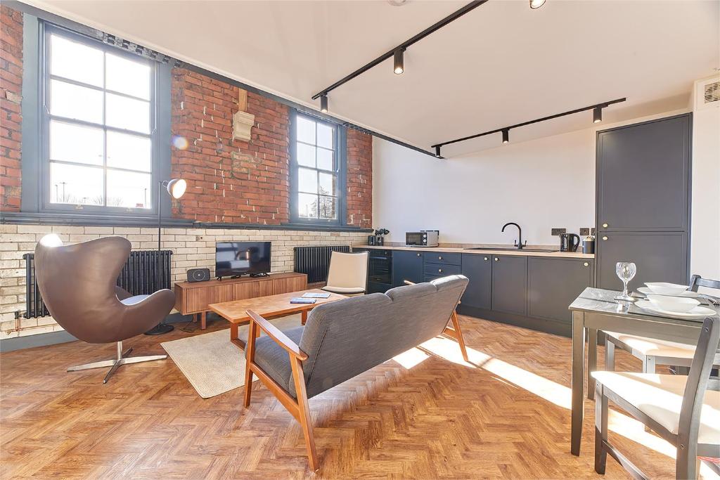 um quarto com uma mesa e cadeiras e uma cozinha em No 4 at Simpson Street Apartments Sunderland em Sunderland