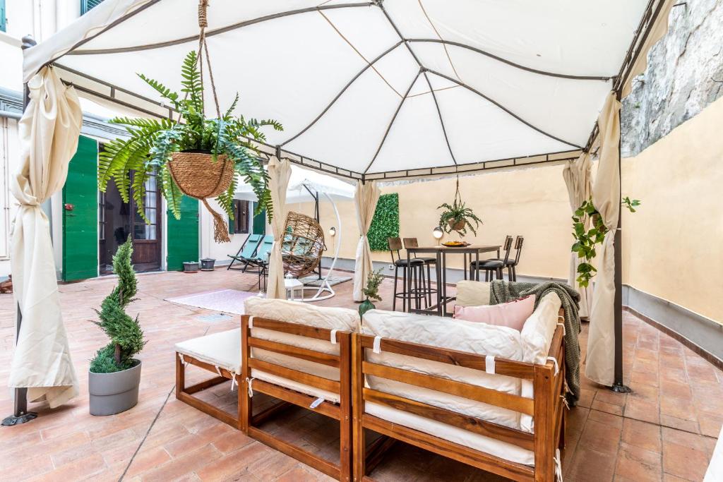 un patio avec un canapé et une table dans l'établissement Wine Apartments Florence Vernaccia, à Florence
