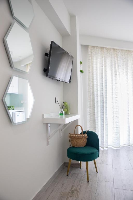Televízia a/alebo spoločenská miestnosť v ubytovaní Anastasia Mare Luxury