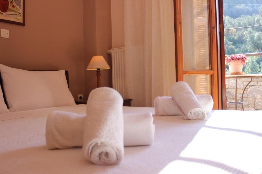 pokój hotelowy z dwoma łóżkami i oknem w obiekcie Hanakia w mieście Stoupa