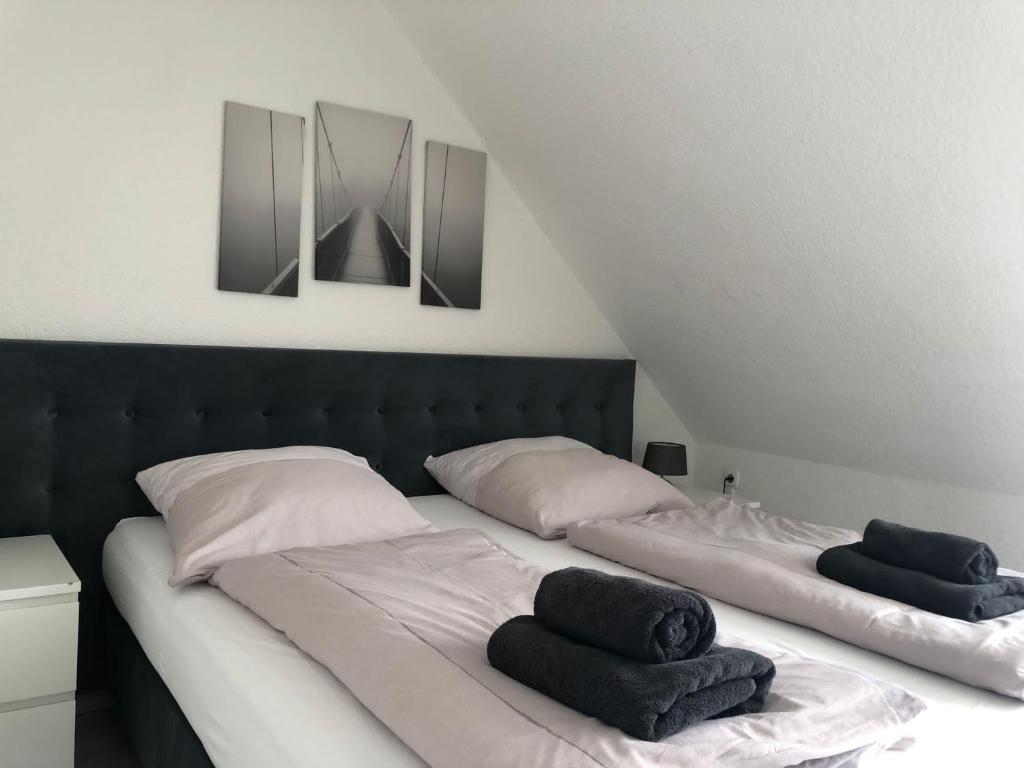 ein Bett mit zwei Kissen auf einem Zimmer in der Unterkunft Colin in Bremerhaven