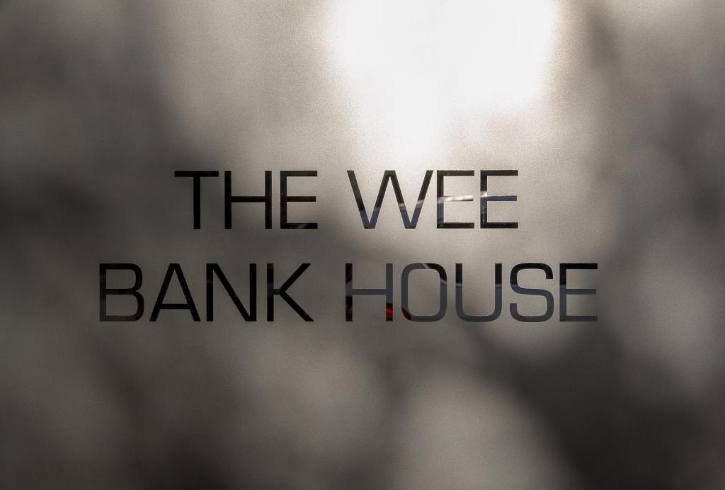 Una señal que lee la casa del banco en The Wee Bank House, en Oban