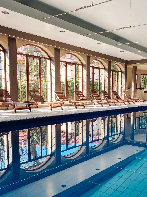 Bazén v ubytování Hotel Konradówka Wellness & SPA - 300 metrów do centrum nebo v jeho okolí