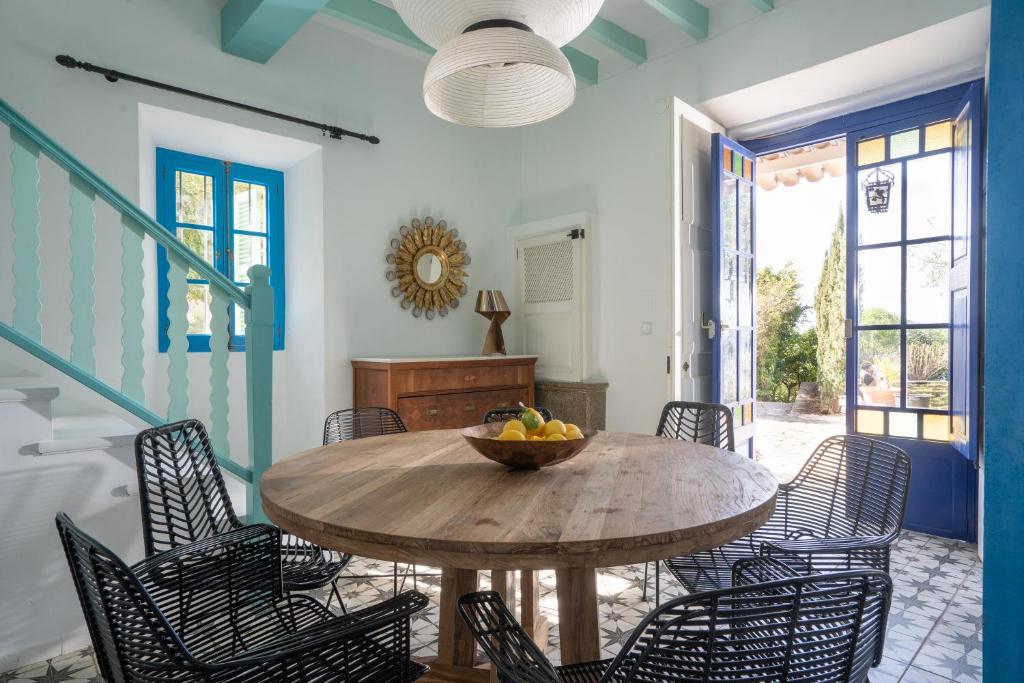 A seating area at CA'N QUINN