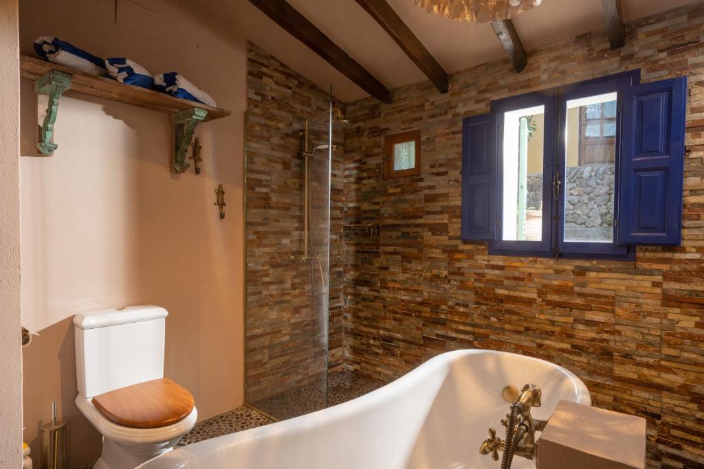 A bathroom at CA'N QUINN
