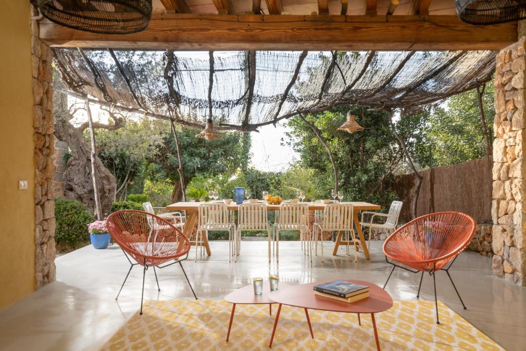 A seating area at CA'N QUINN