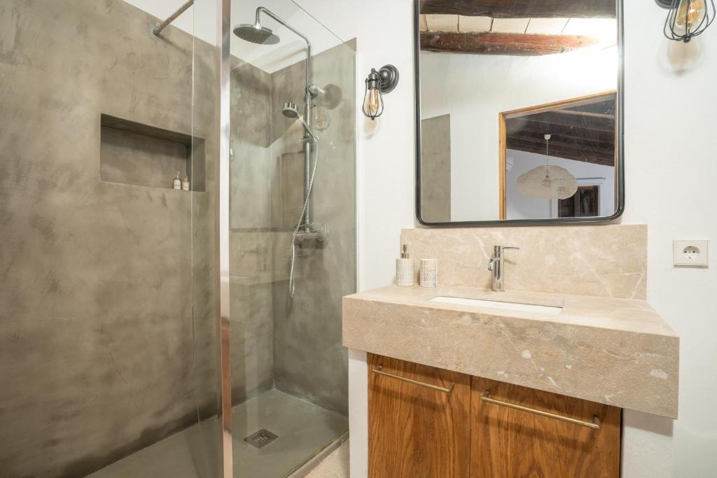A bathroom at CA'N QUINN