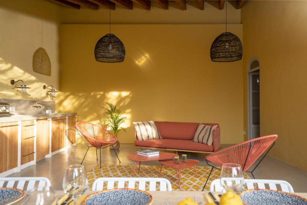 A seating area at CA'N QUINN