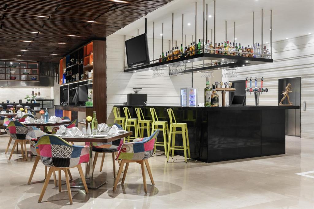 Lounge nebo bar v ubytování Golden Tulip City Centre Gurgaon