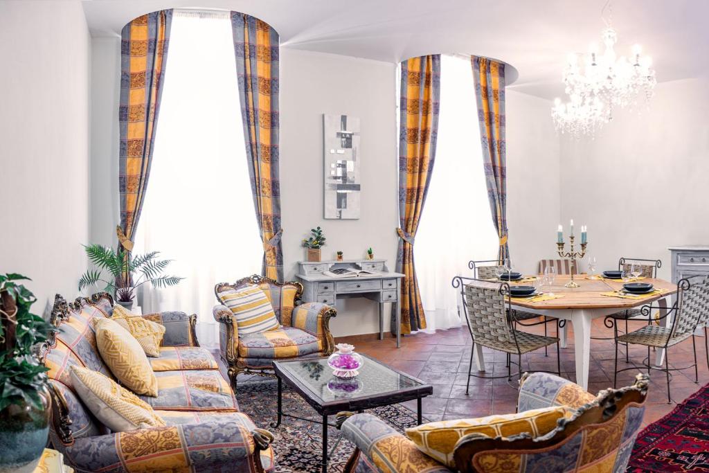ein Wohnzimmer mit einem Sofa und einem Tisch in der Unterkunft Appartamento Salimbeni in Siena