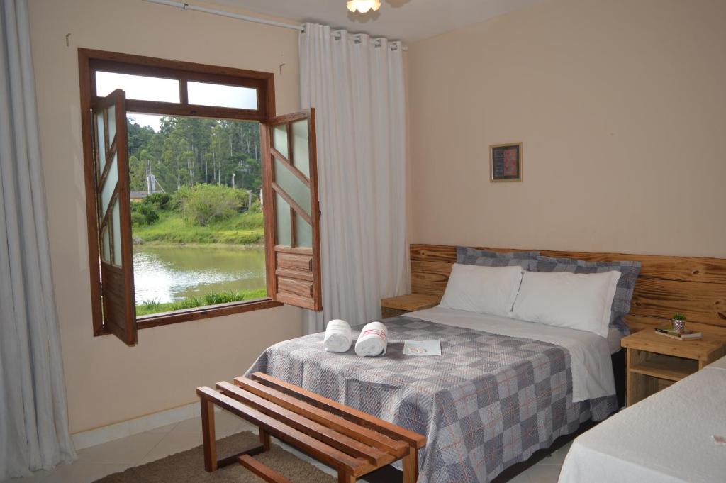 een slaapkamer met een bed en een raam bij Pousada Viva in Ibitirama