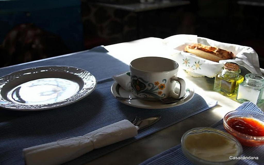 una mesa con una taza de café y un plato de comida en Casa Candana, en La Cándana de Curueño