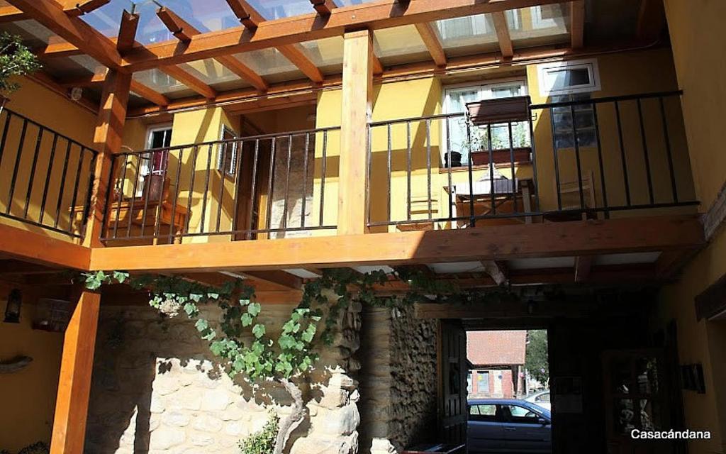 una casa con una terraza con sillas. en Casa Candana, en La Cándana de Curueño