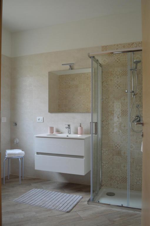 a bathroom with a sink and a shower at Agriturismo La Ca' d'Amelio in Lessolo