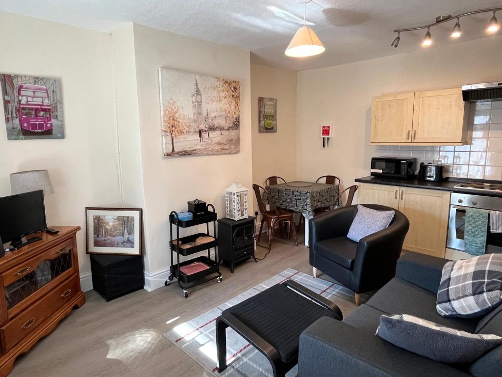 Il comprend un salon avec un canapé et une cuisine. dans l'établissement Cottage on the Solway Coast, à Port Carlisle