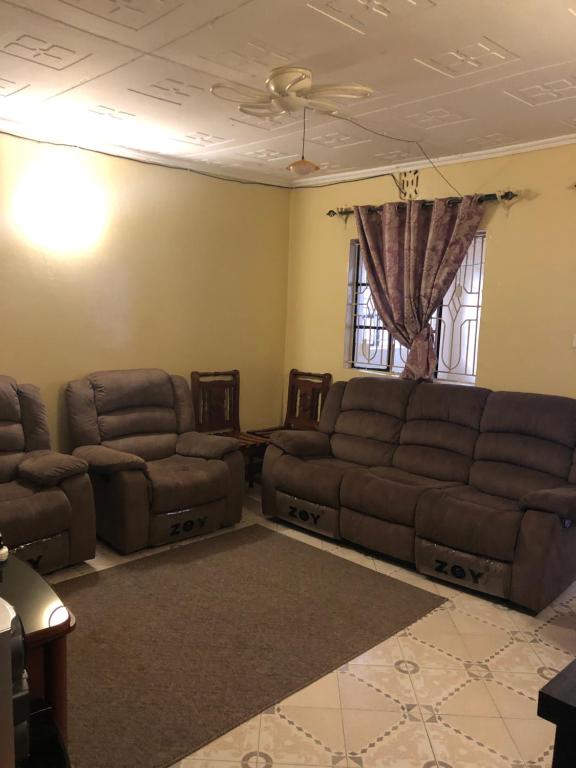 Χώρος καθιστικού στο Bungoma town home